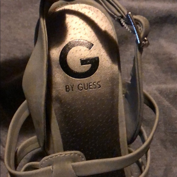 Guess Sandal Peep Toe Block Heel - Picture 4 of 5